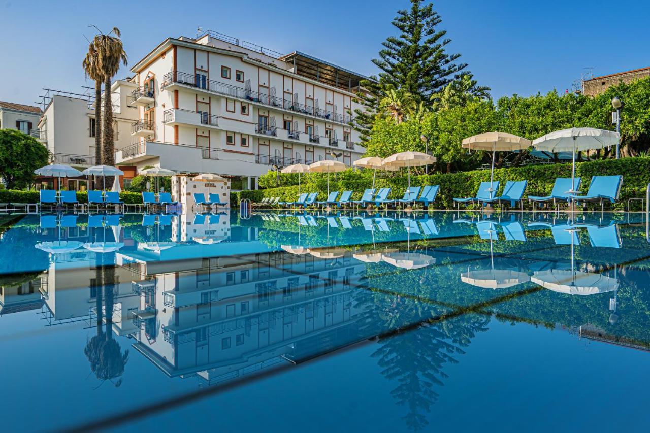 Aequa Hotel Вико Екуензе Екстериор снимка