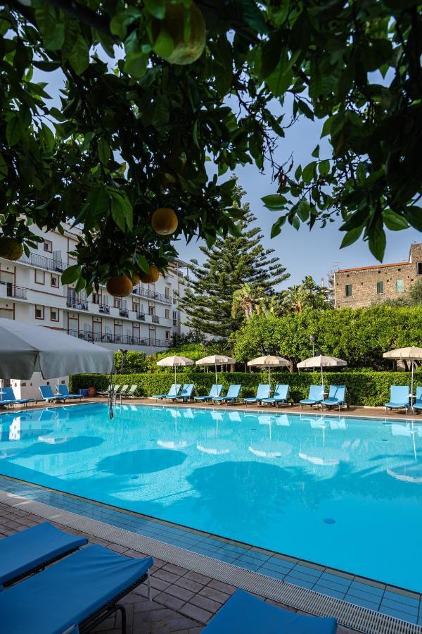Aequa Hotel Вико Екуензе Екстериор снимка
