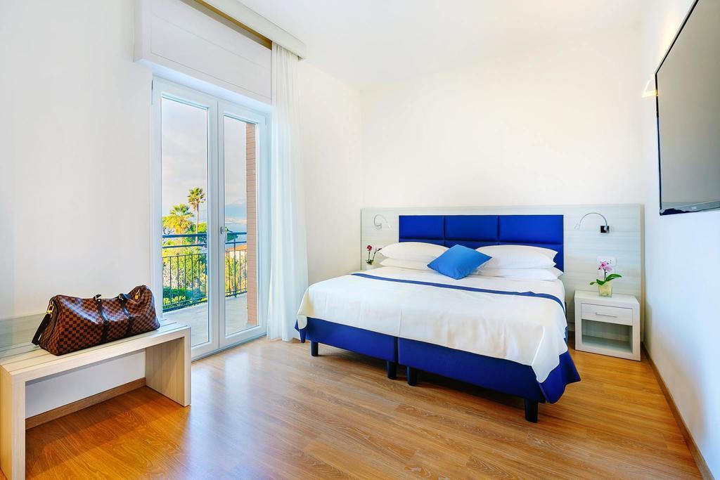 Aequa Hotel Вико Екуензе Екстериор снимка