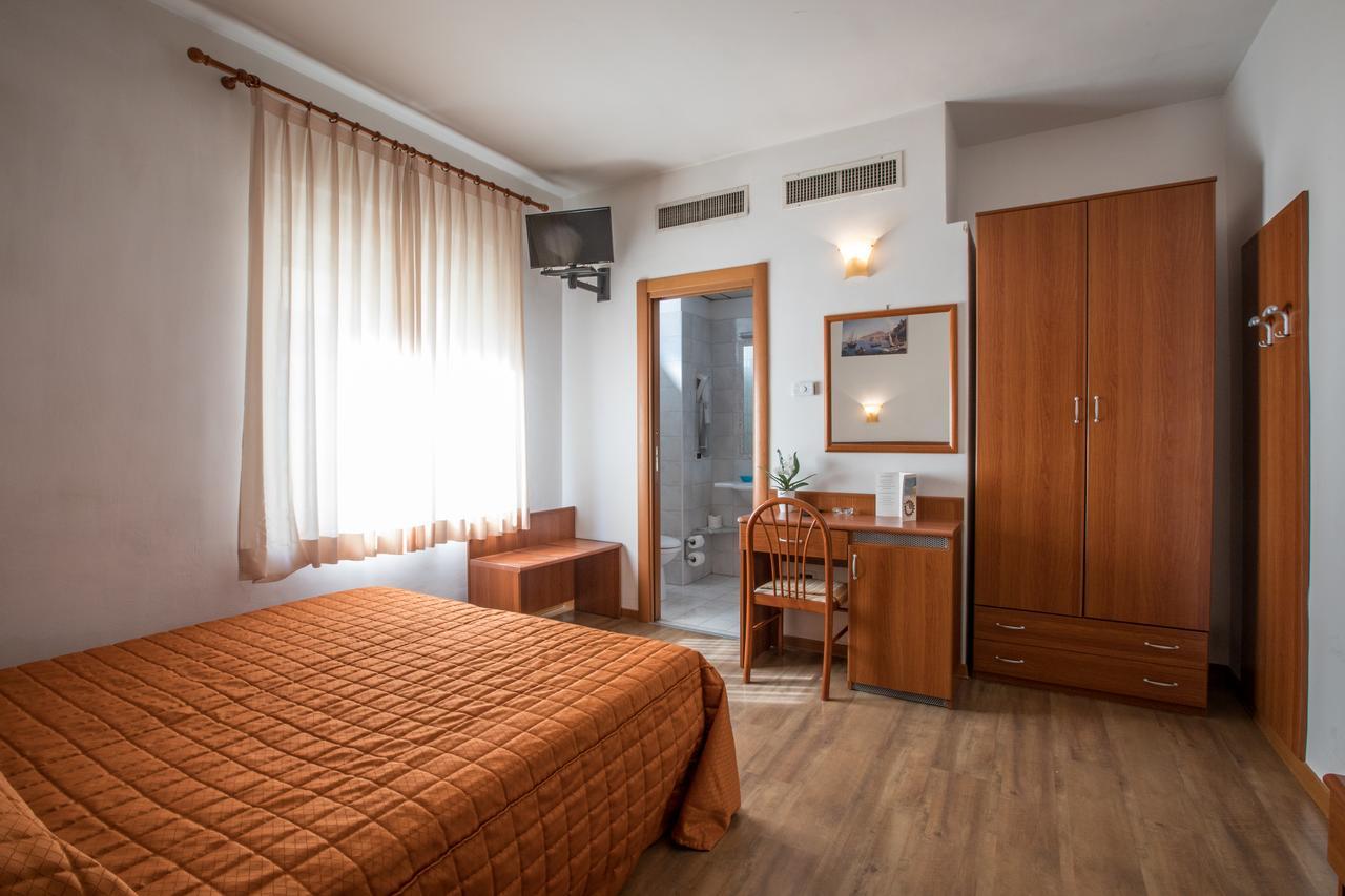 Aequa Hotel Вико Екуензе Екстериор снимка